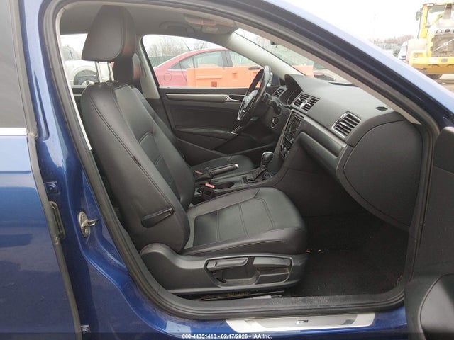 1VWAT7A35GC047785 Volkswagen Passat 1.8t R-line