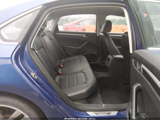 1VWAT7A35GC047785 Volkswagen Passat 1.8t R-line