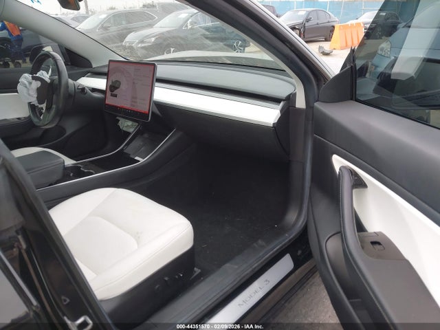 2019 TESLA MODEL 3 5YJ3E1EA8KF402648 Photo 4