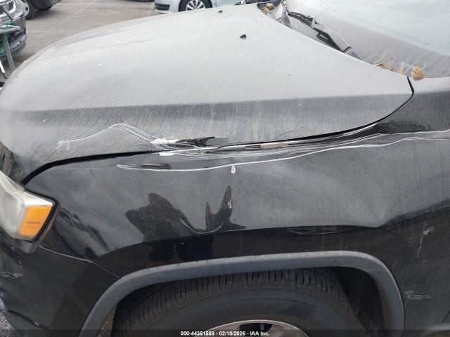 1C4RJEAG2HC696397 Jeep Grand Cherokee Laredo 4x2