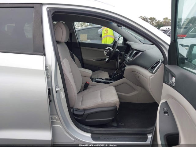 2018 HYUNDAI TUCSON KM8J33A42JU680407 Photo 4
