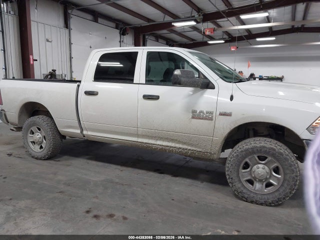 3C63R3CT7JG304828 RAM 3500 Tradesman 4x4 6&#039;4 Box