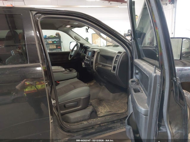 3C6RR7KG3KG619925 RAM 1500 Classic Tradesman 4x4 5&#039;7 Box