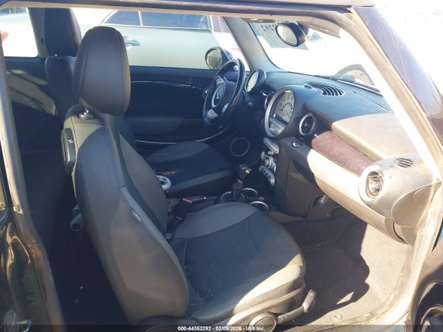 2010 MINI COOPER WMWMF3C52ATZ24316 Photo 4