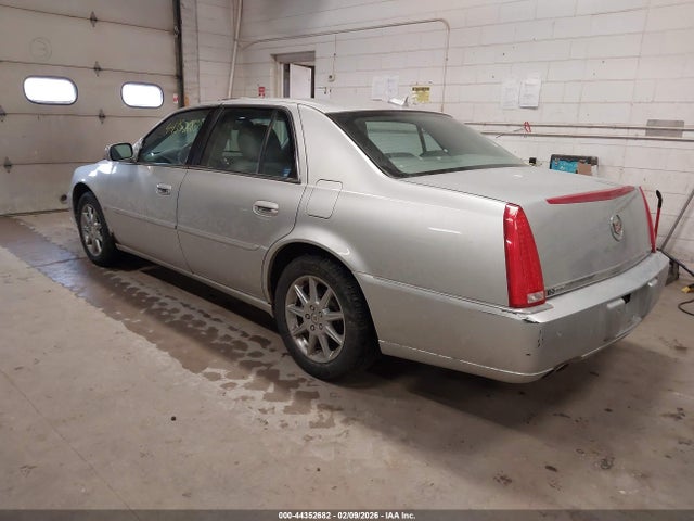 2010 CADILLAC DTS 1G6KD5EY0AU100170 Photo 2