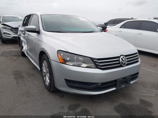 2015 VOLKSWAGEN PASSAT 1VWAT7A38FC040621
