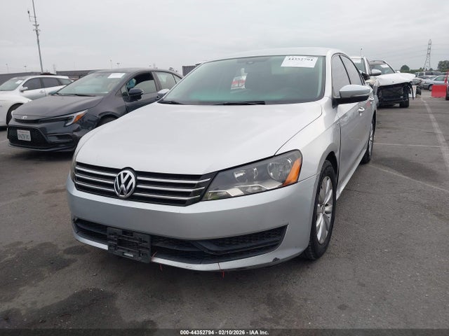 2015 VOLKSWAGEN PASSAT 1VWAT7A38FC040621 Photo 1
