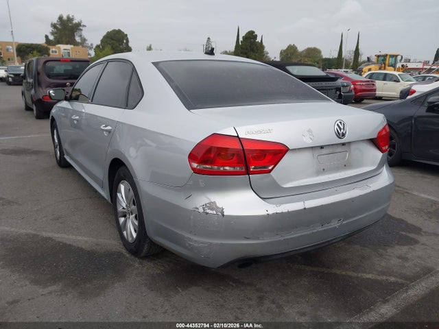 2015 VOLKSWAGEN PASSAT 1VWAT7A38FC040621 Photo 2