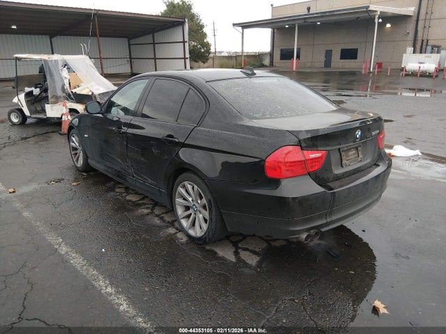 2011 BMW 328I WBAPH7C57BE681963 Photo 2