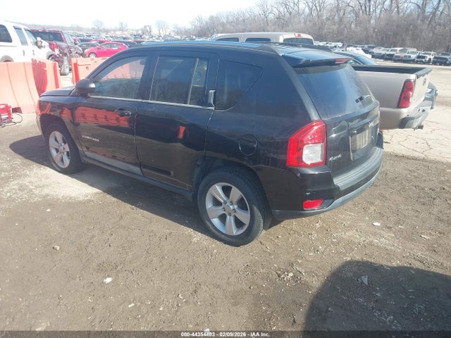 2011 JEEP COMPASS 1J4NF1FB3BD186805 Photo 2