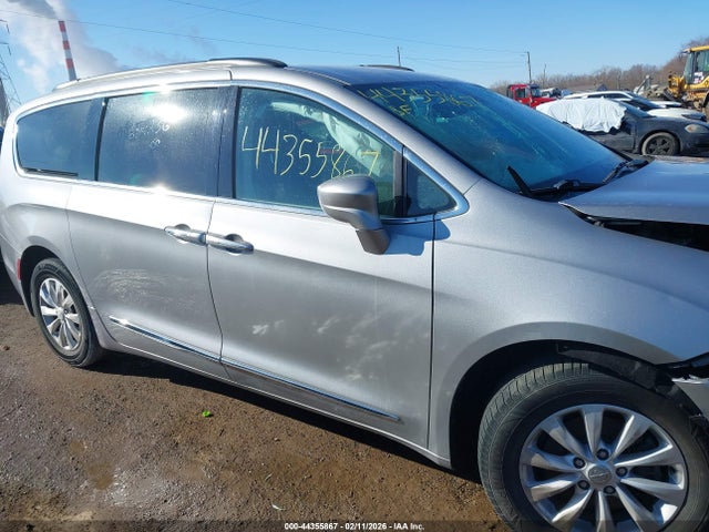 2017 Chrysler Pacifica Touring-l მანქანა იყიდება აუქციონზე, vin: 2C4RC1BG5HR684236, აუქციონის ნომერი: 44355867