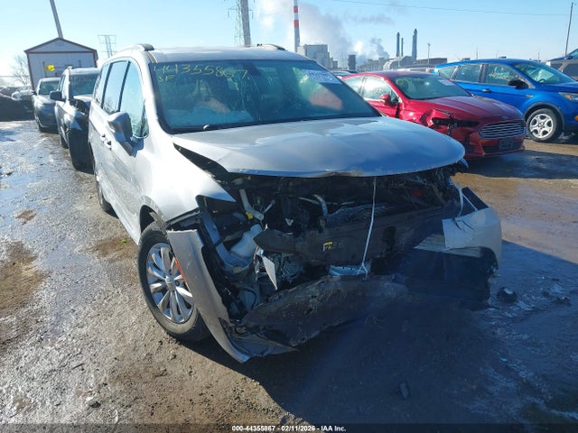 2017 Chrysler Pacifica Touring-l მანქანა იყიდება აუქციონზე, vin: 2C4RC1BG5HR684236, აუქციონის ნომერი: 44355867