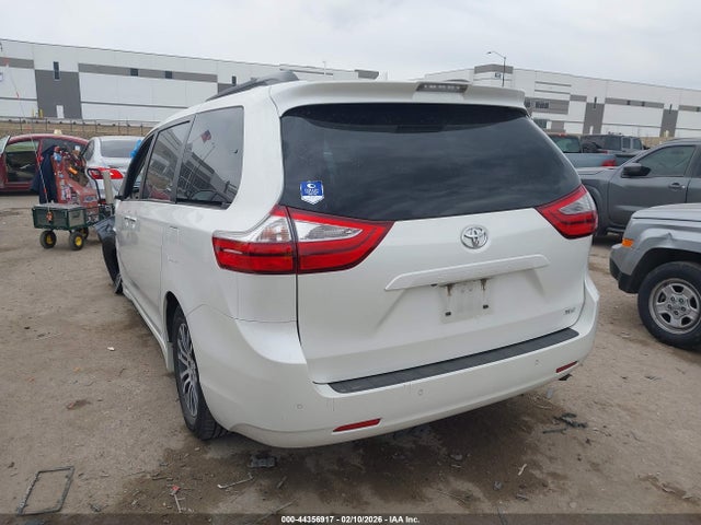 2018 TOYOTA SIENNA 5TDYZ3DC1JS949957 Photo 2