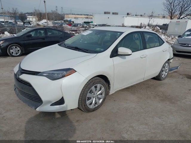 Toyota COROLLA LE 2018 5YFBURHE2JP805796 Image 2
