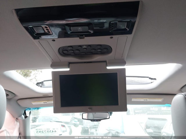 Chevrolet Tahoe Lt 2018 1GNSCBKC8JR235432 Image 21