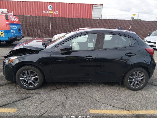 3MYDLBJV0LY704810 Toyota Yaris Xle