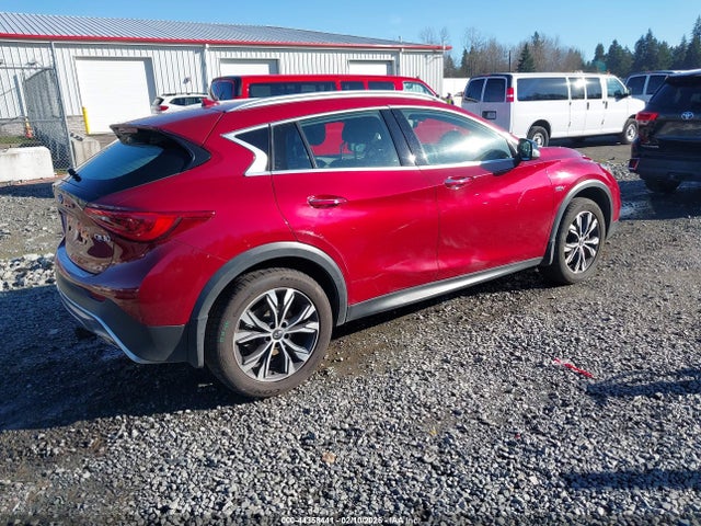 SJKCH5CR8HA026605 Infiniti Qx30 Premium