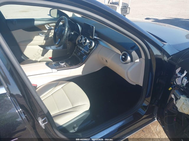 44359227 :رقم المزاد ، 55SWF4JB7HU219632 vin ، 2017 Mercedes-benz C 300 مزاد بيع