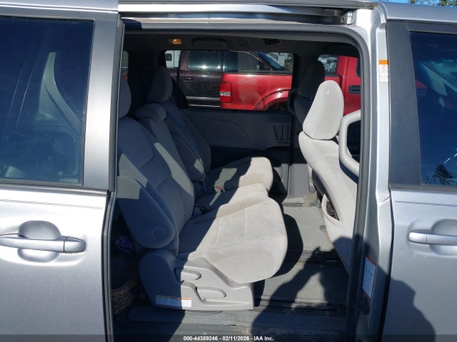 5TDKK3DC9FS608517 Toyota Sienna Le 8 Passenger