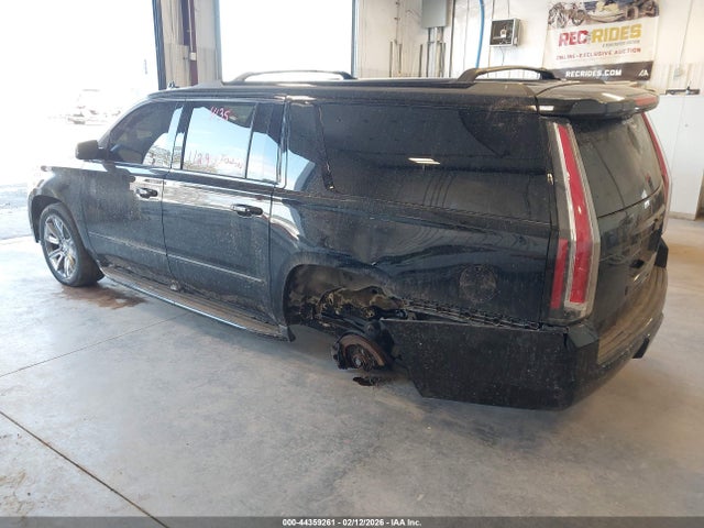 2018 CHEVROLET SUBURBAN 1GNSKJKC2JR260405 Photo 2