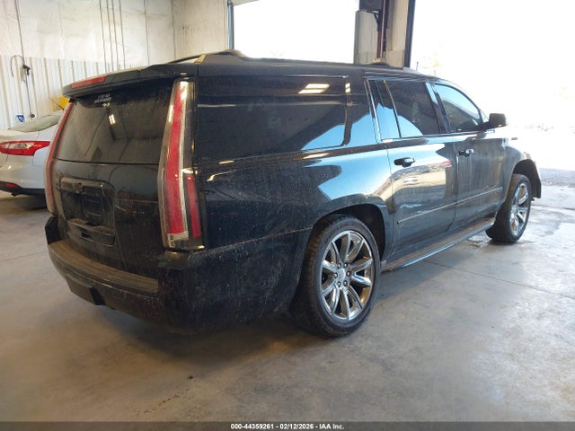 2018 CHEVROLET SUBURBAN 1GNSKJKC2JR260405 Photo 3