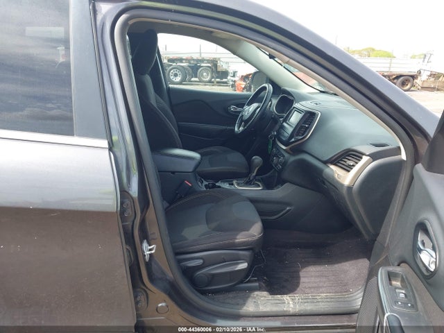 1C4PJLCB1GW211855 Jeep Cherokee Latitude