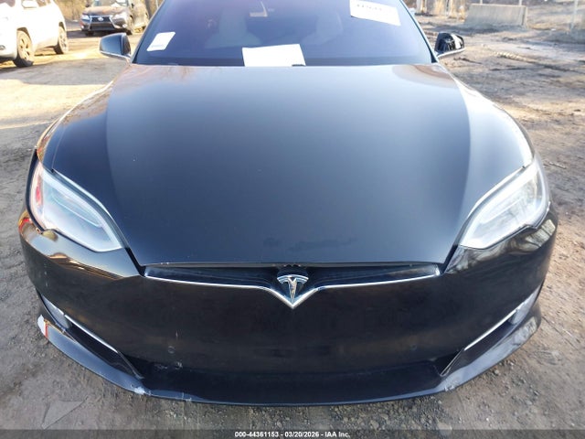 44361153 :رقم المزاد ، 5YJSA1E22JF277127 vin ، 2018 Tesla Model S مزاد بيع