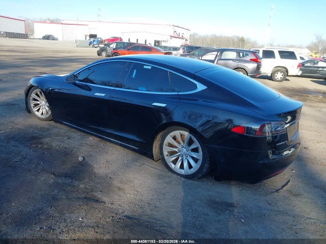 44361153 :رقم المزاد ، 5YJSA1E22JF277127 vin ، 2018 Tesla Model S مزاد بيع