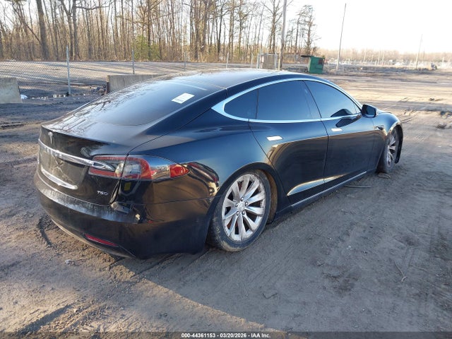 44361153 :رقم المزاد ، 5YJSA1E22JF277127 vin ، 2018 Tesla Model S مزاد بيع