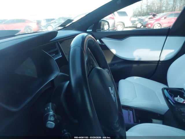 44361153 :رقم المزاد ، 5YJSA1E22JF277127 vin ، 2018 Tesla Model S مزاد بيع