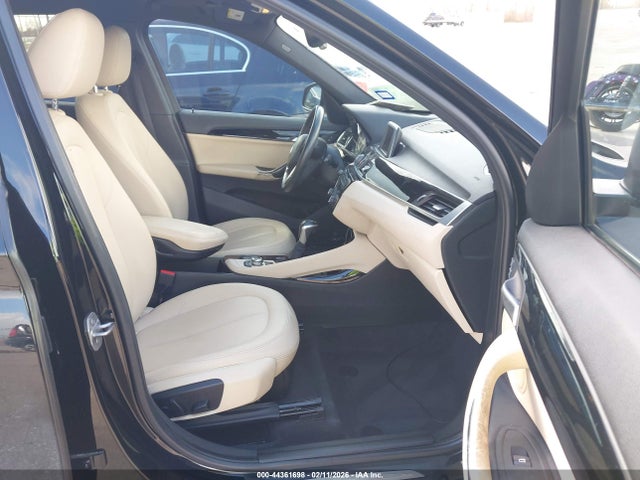 2016 BMW X1 WBXHT3C37GP881835 Photo 4