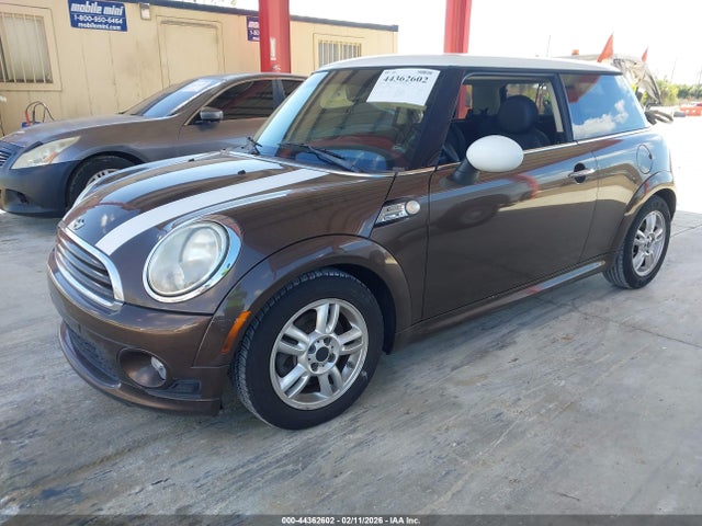 2011 MINI COOPER WMWSU3C59BT097042 Photo 1