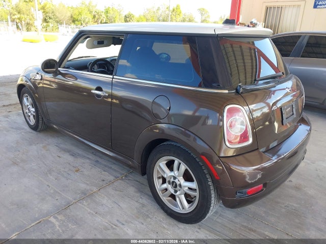 2011 MINI COOPER WMWSU3C59BT097042 Photo 2