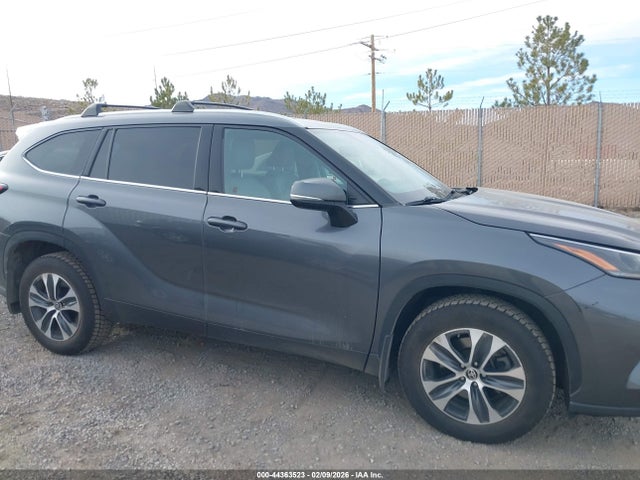 5TDHZRBH8MS523155 Toyota Highlander Xle