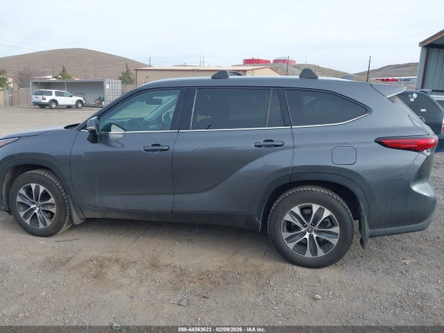 5TDHZRBH8MS523155 Toyota Highlander Xle