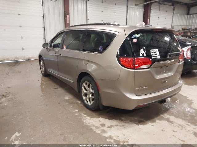 2018 CHRYSLER PACIFICA 2C4RC1GG6JR140357 Photo 2