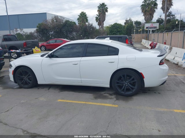2C3CDXHG0JH179427 Dodge Charger Sxt Plus Rwd