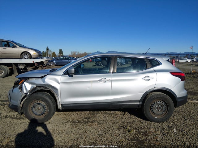 JN1BJ1CR9JW257438 Nissan Rogue Sport S