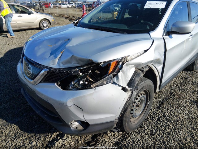 JN1BJ1CR9JW257438 Nissan Rogue Sport S