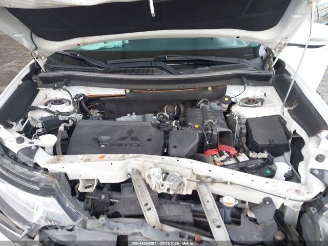 JA4AD3A3XJZ004745 Mitsubishi Outlander Se