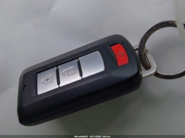 JA4AD3A3XJZ004745 Mitsubishi Outlander Se