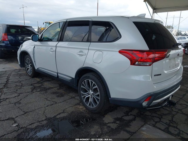 JA4AD3A3XJZ004745 Mitsubishi Outlander Se