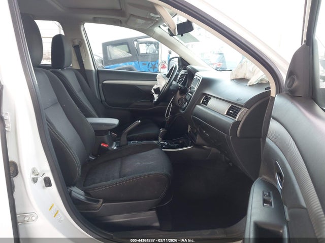 JA4AD3A3XJZ004745 Mitsubishi Outlander Se
