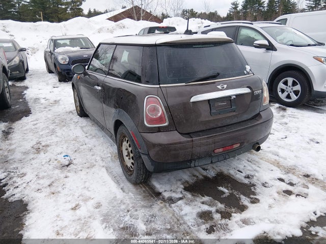 2011 MINI COOPER WMWSU3C53BT099191 Photo 2