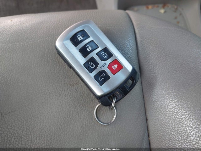2017 Toyota Sienna Xle 8 Passenger მანქანა იყიდება აუქციონზე, vin: 5TDYZ3DC3HS889836, აუქციონის ნომერი: 44367046