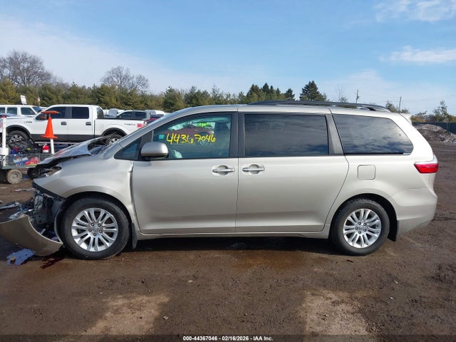 2017 Toyota Sienna Xle 8 Passenger მანქანა იყიდება აუქციონზე, vin: 5TDYZ3DC3HS889836, აუქციონის ნომერი: 44367046