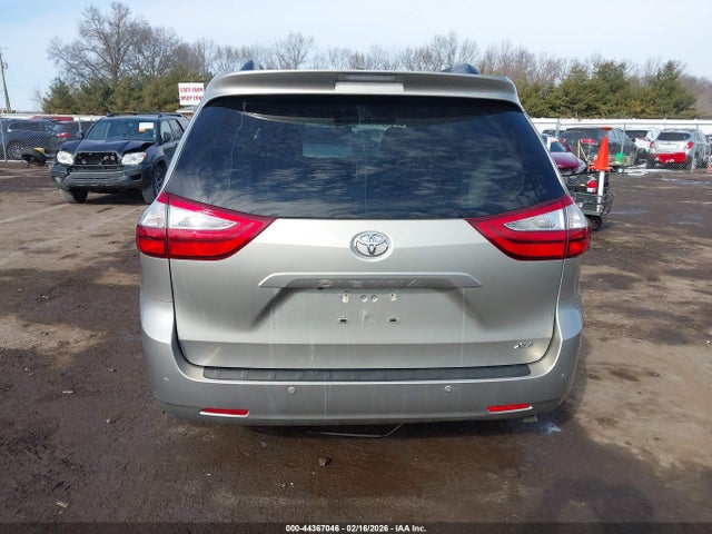 2017 Toyota Sienna Xle 8 Passenger მანქანა იყიდება აუქციონზე, vin: 5TDYZ3DC3HS889836, აუქციონის ნომერი: 44367046