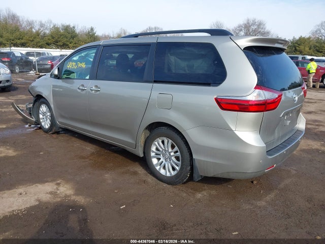 2017 Toyota Sienna Xle 8 Passenger მანქანა იყიდება აუქციონზე, vin: 5TDYZ3DC3HS889836, აუქციონის ნომერი: 44367046