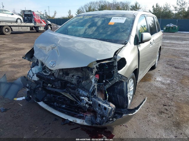 2017 Toyota Sienna Xle 8 Passenger მანქანა იყიდება აუქციონზე, vin: 5TDYZ3DC3HS889836, აუქციონის ნომერი: 44367046