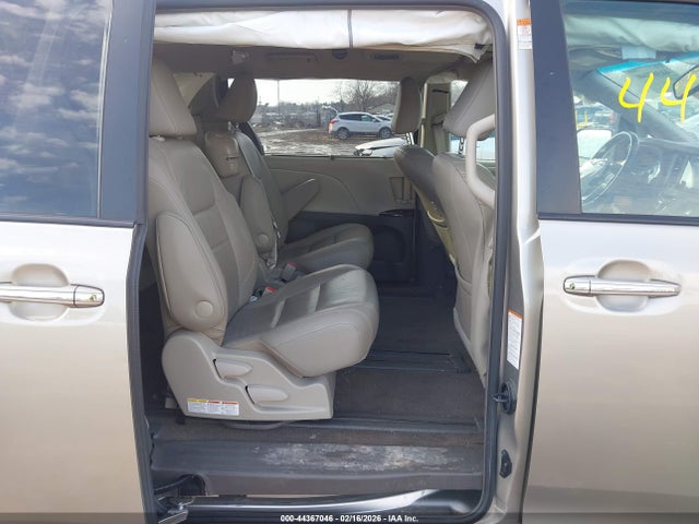 2017 Toyota Sienna Xle 8 Passenger მანქანა იყიდება აუქციონზე, vin: 5TDYZ3DC3HS889836, აუქციონის ნომერი: 44367046